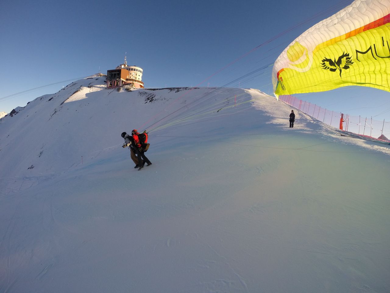 Fondueplausch Gleitschirmfliegen Davos Winter (Foto: Joyride)