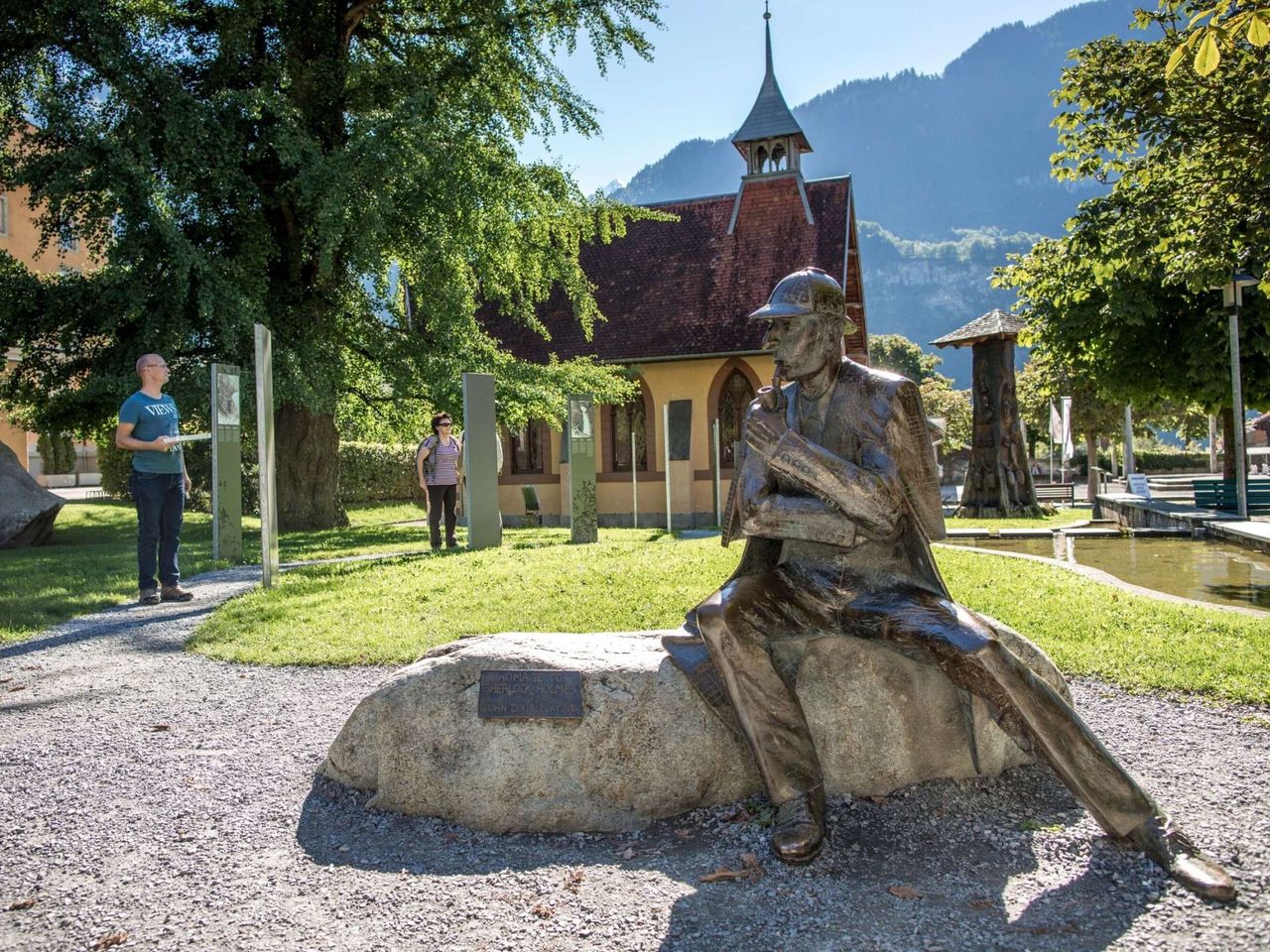 From Bern: Private Lakes and Waterfalls Tour