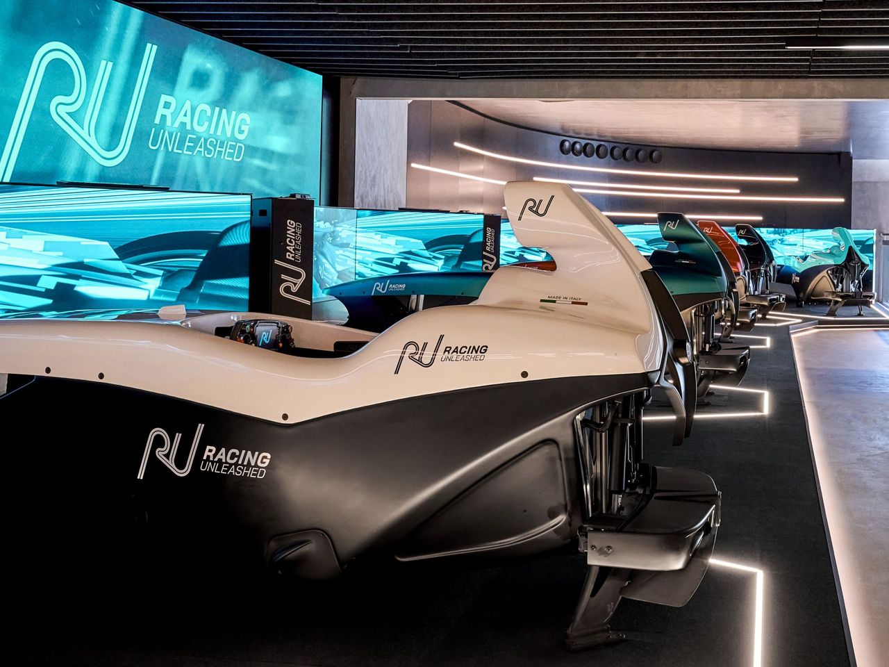 Racing Unleashed - Fahrt im Rennsimulator in der Stadt Zürich mit optionalem Essen