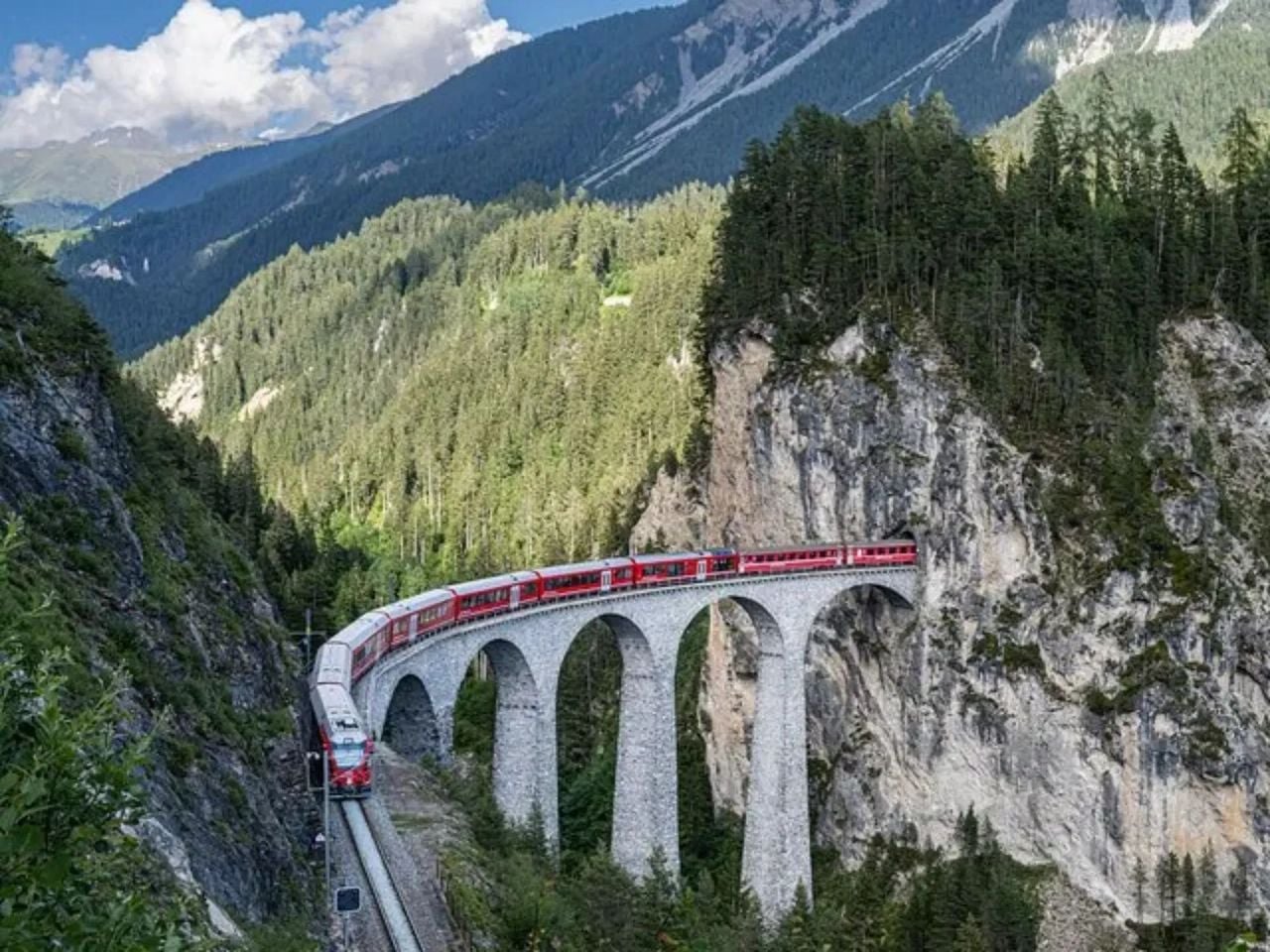 Ab Zürich: Mit der Rhätischen Bahn zum Viadukt, dem Albula-Eisenbahnmuseum und St. Moritz