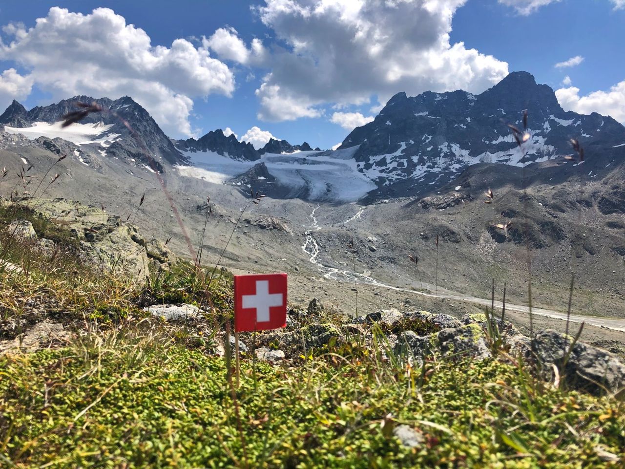 Schweizer  Fakten: Flagge Berge Engadin Gletscher