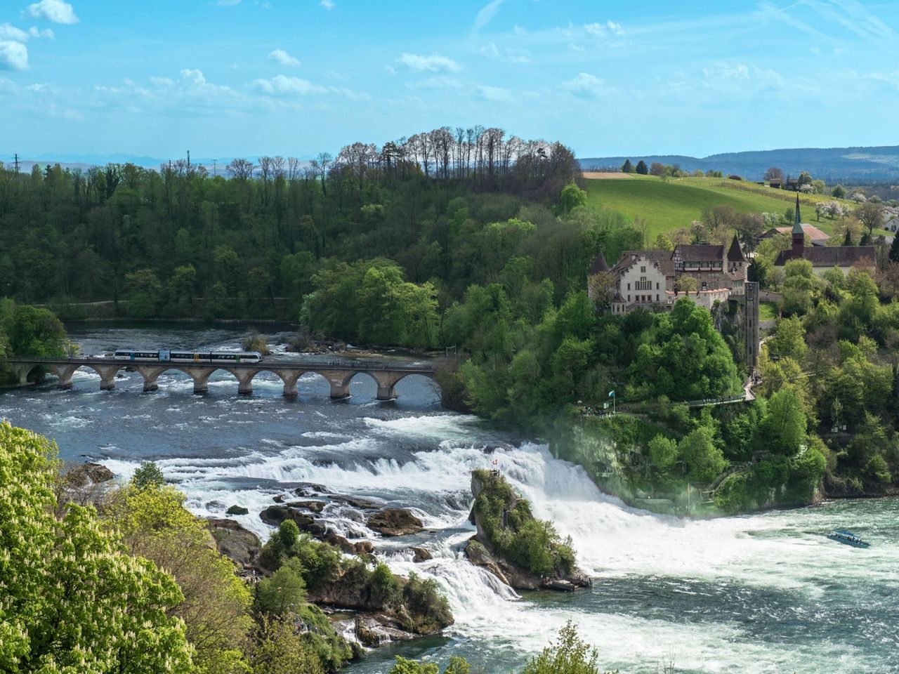 Ab Zürich: Bustour zum Rheinfall, Chocolarium und Appenzeller Schaukäserei 