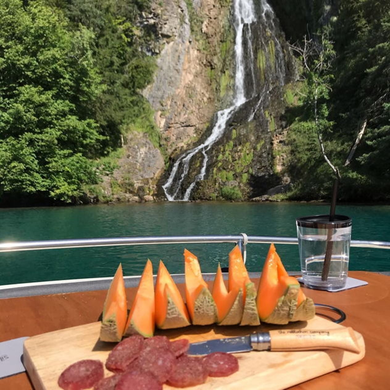 Cheese and wine tasting on Lake Thun