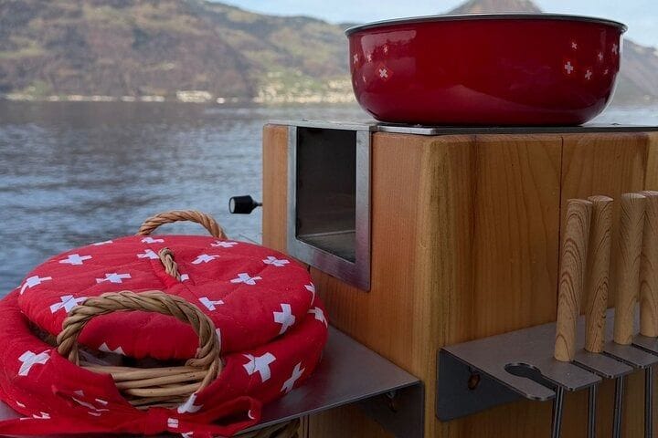 Escursione privata con racchette da neve sul Lago dei Quattro Cantoni con fondue