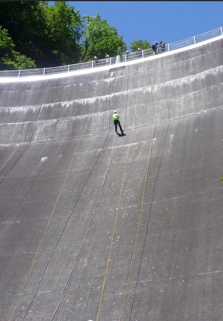 Abseiling at the 40-metre-high dam wall in Amden