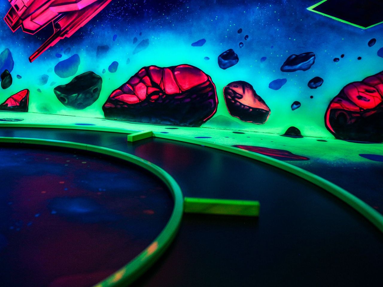 “Galaxy Golf” Schwarzlicht Minigolf beim Flughafen Zürich