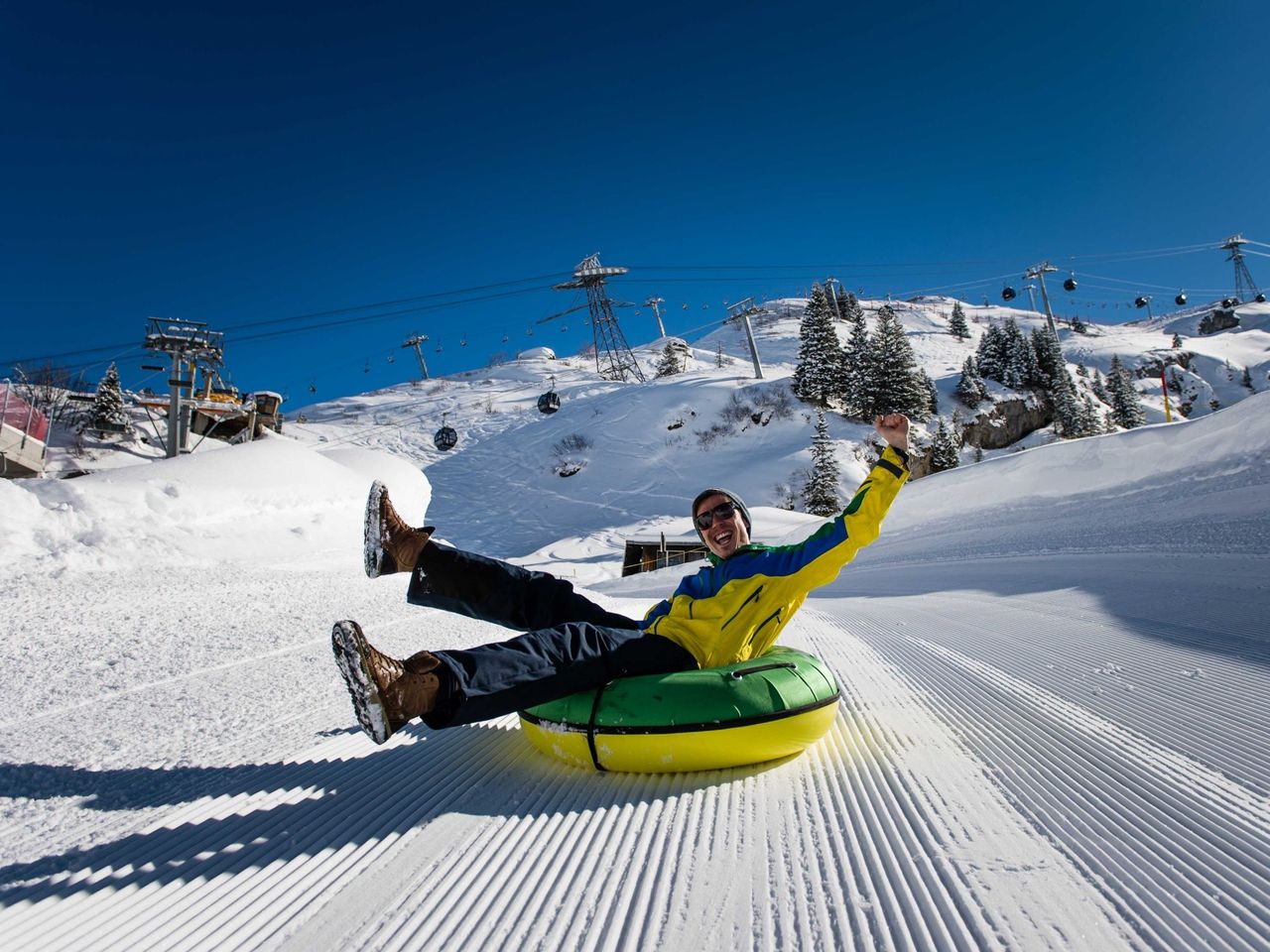 From Lucerne: Full-day Titlis snow fun tour for beginner skiers