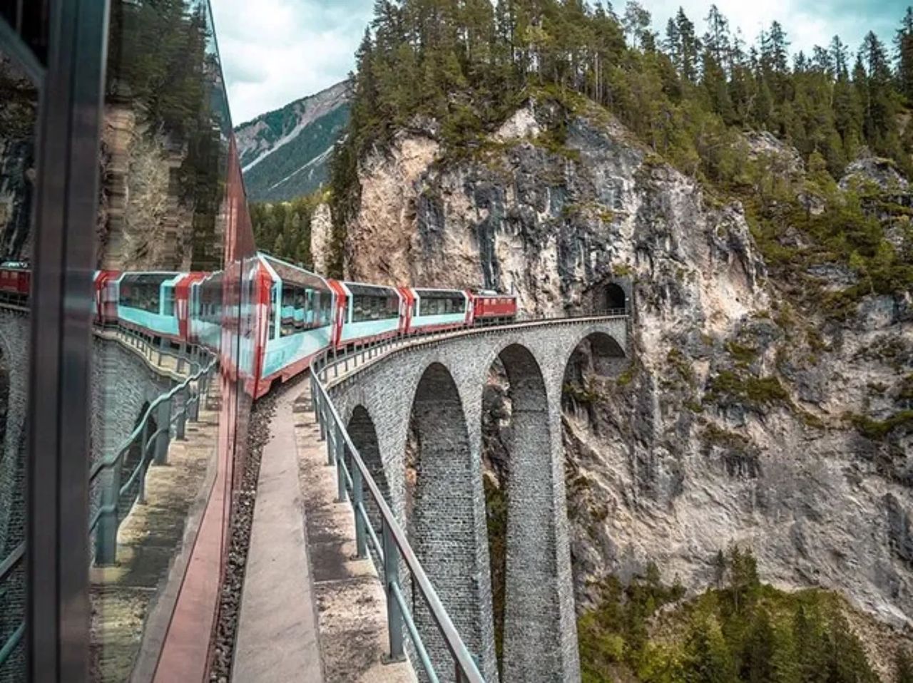 Ab Zürich: Mit der Rhätischen Bahn zum Viadukt, dem Albula-Eisenbahnmuseum und St. Moritz