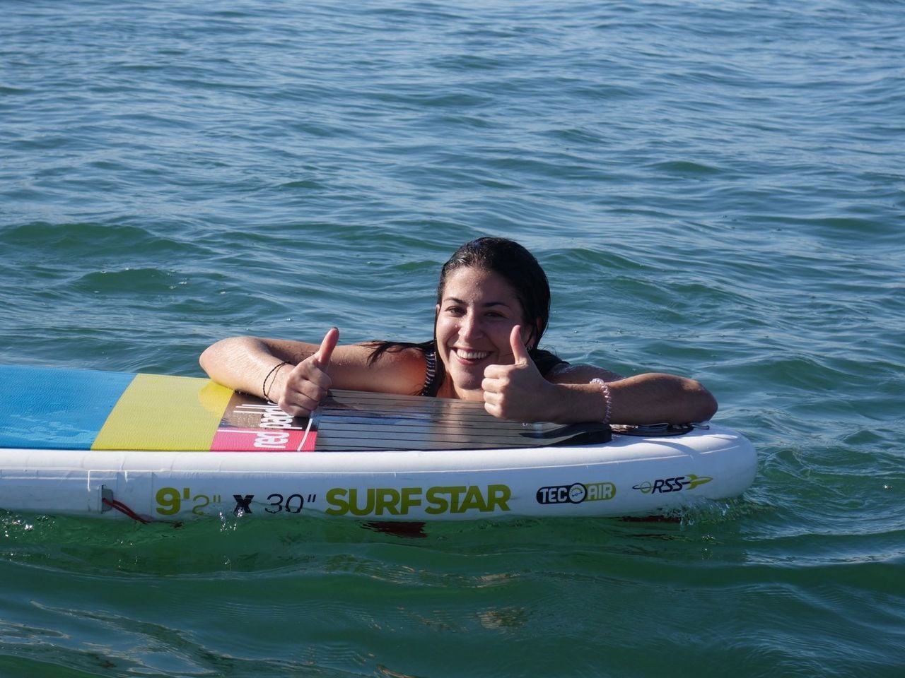 Surfen hinter dem Motorboot auf dem Rhein