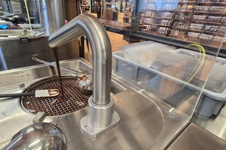 Depuis Zurich : visite de la fabrique Läderach avec dégustation et création de ton propre chocolat