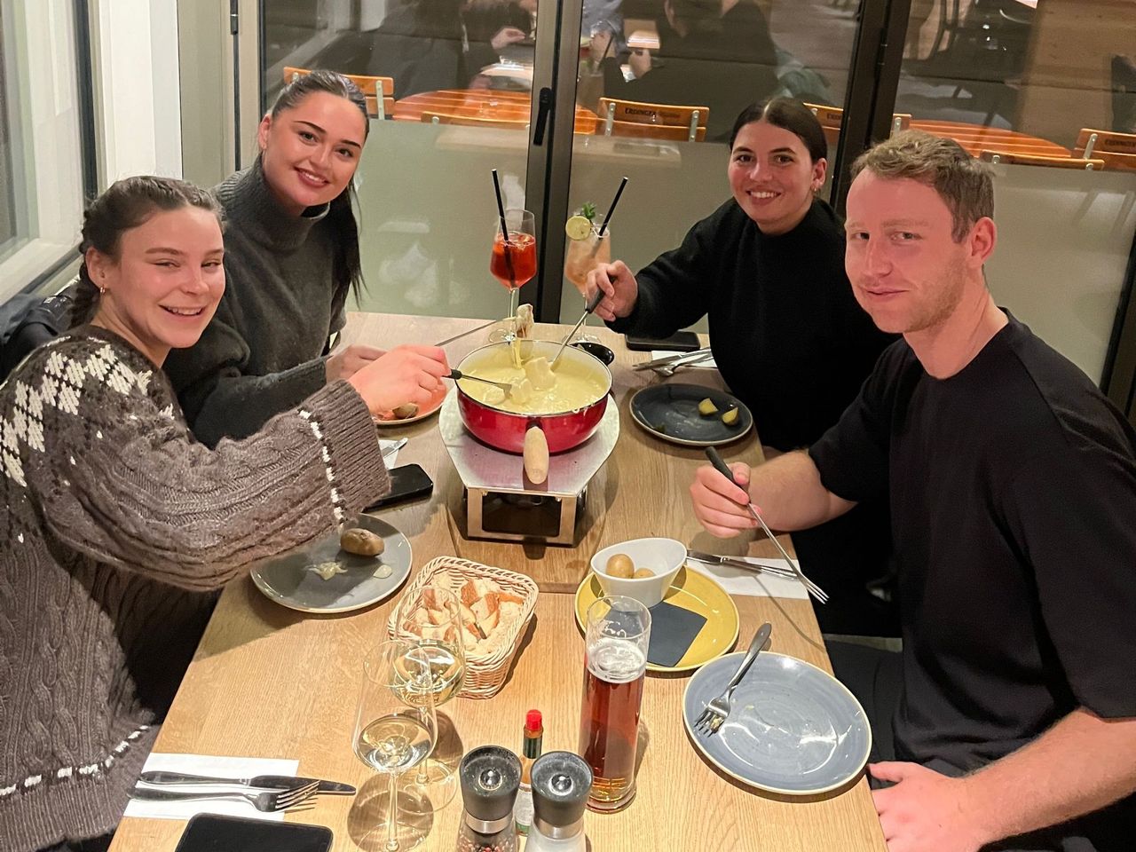 Nachtschlitteln mit Käsefondue geführt ab Interlaken