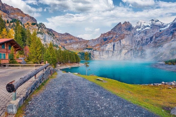 Depuis Interlaken : randonnée en petit groupe jusqu’au lac d’Oeschinen