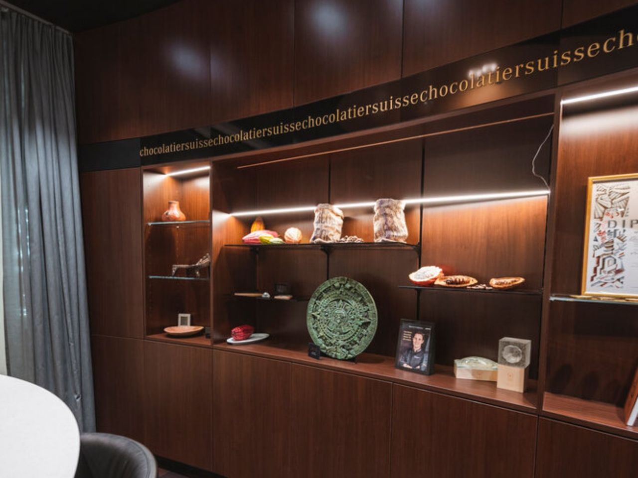 Museumsrundgang selbstgeführt und Schokoladen Atelier im House of Läderach
