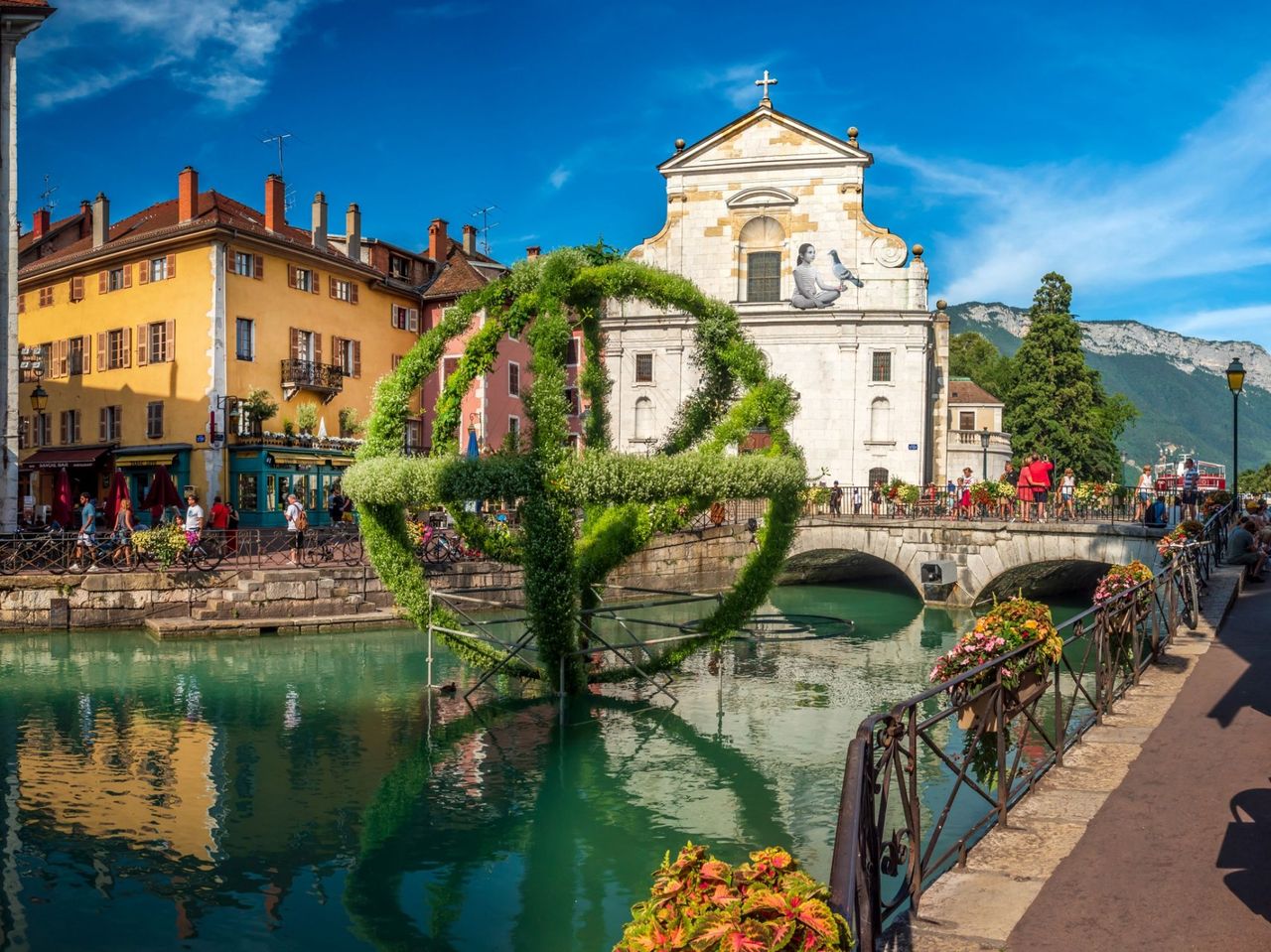 Starting from Geneva: Bus Tour to Annecy, Geneva, and Boat Ride