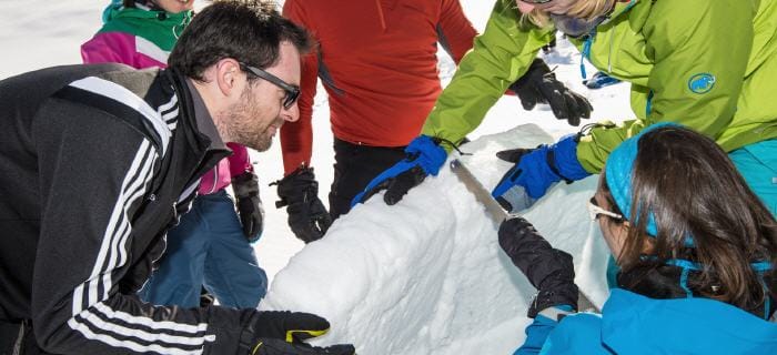 Iglubauen mit optionaler Übernachtung im Iglu in Davos