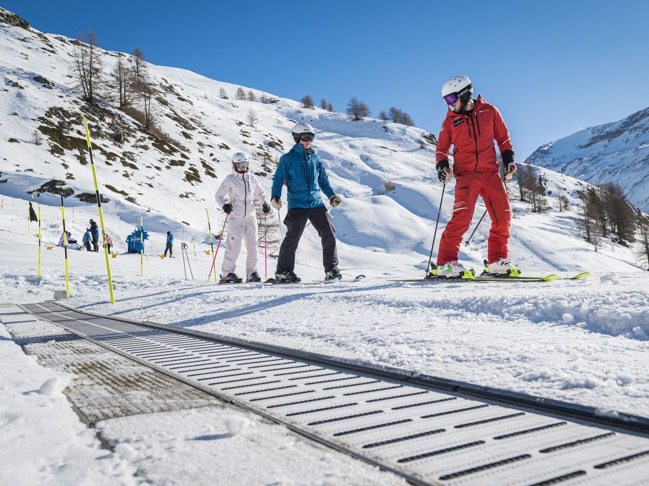 Ski or snowboard lessons for beginners in the Testa Grigia Park