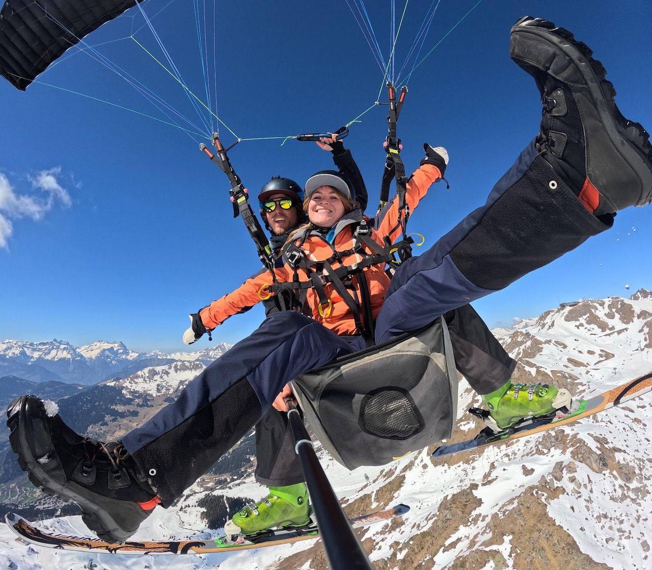 Ski & Fly in Verbier: Tandem-Gleitschirmflug mit Skiern