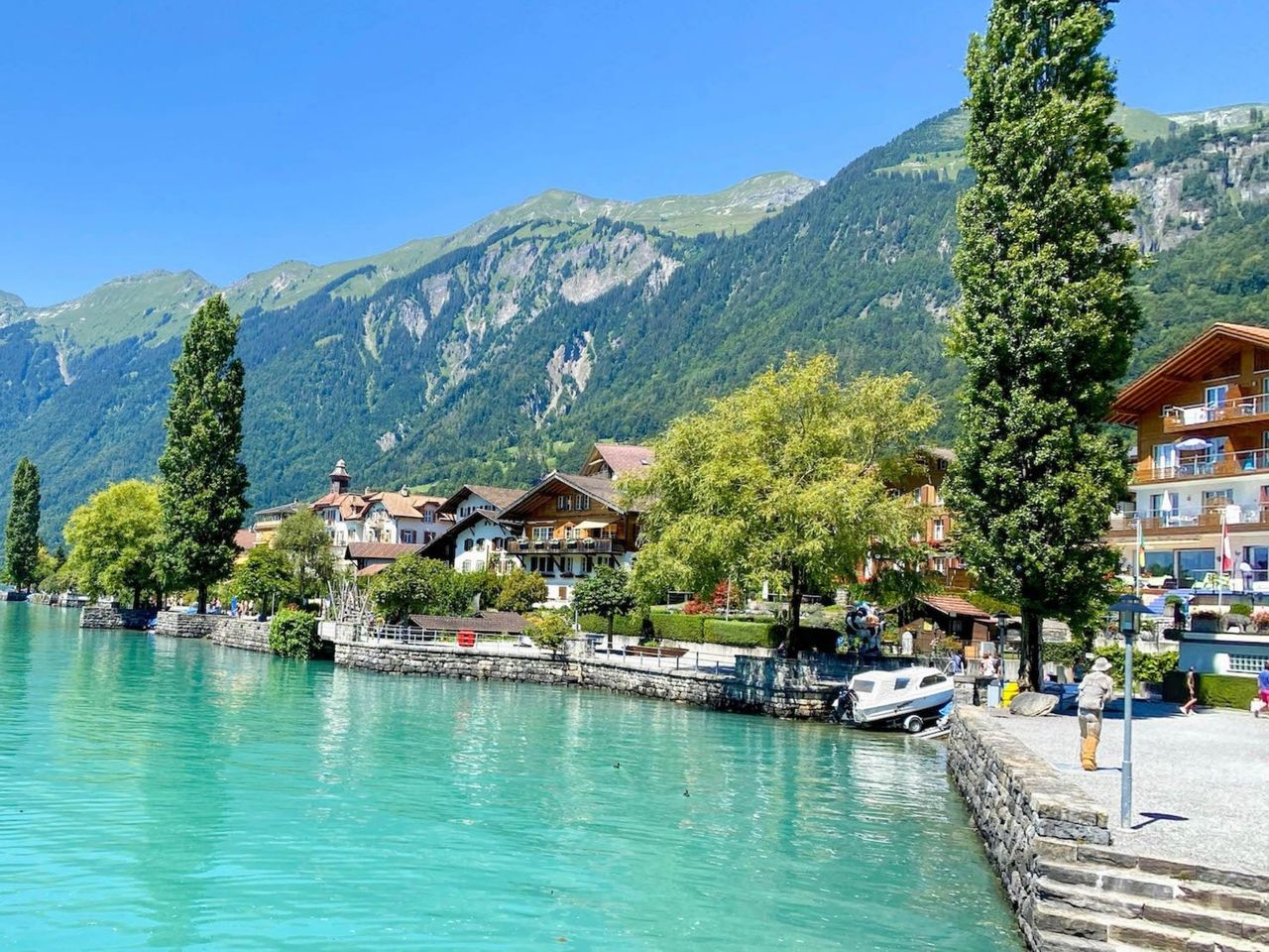 From Bern: Private Lakes and Waterfalls Tour