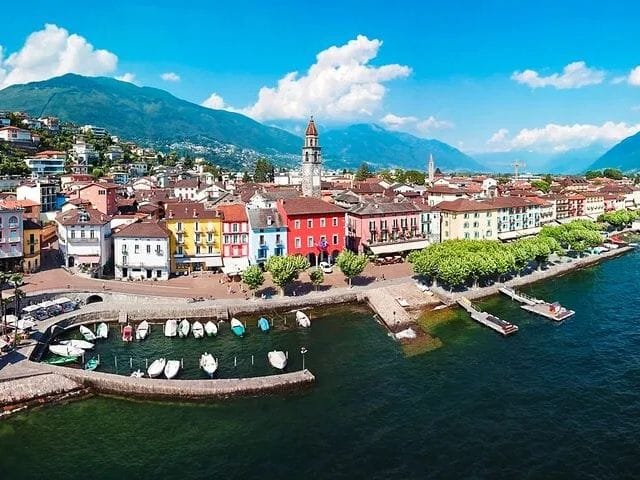 Ab Zürich: Alpenzug ins Tessin mit Burgen, Steindorf, See und regionaler Küche