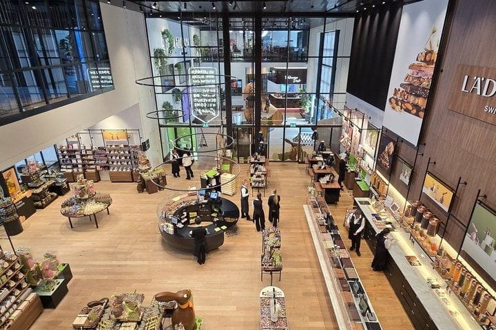 Depuis Zurich : visite de la fabrique Läderach avec dégustation et création de ton propre chocolat