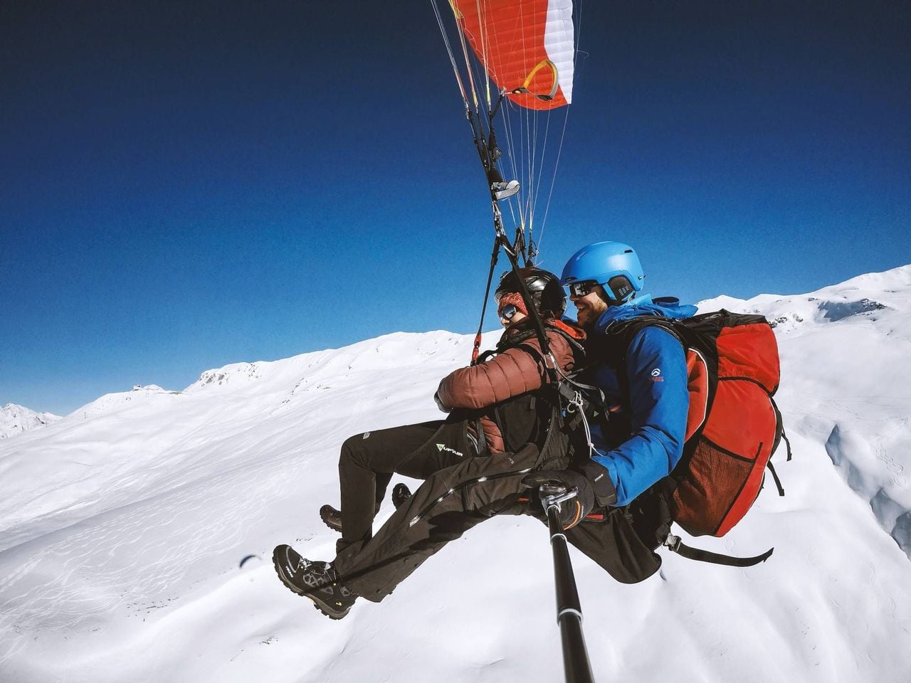 Snowshoeing and paragliding in Davos