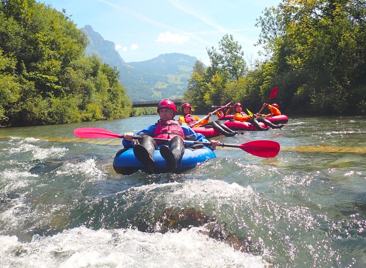 River Tubing: Fahrt mit Gummireifen über den Fluss Muota 