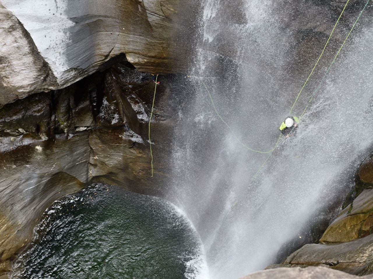 Iragna Schlucht Canyoning inferiore für Fortgeschrittene ab Riviera