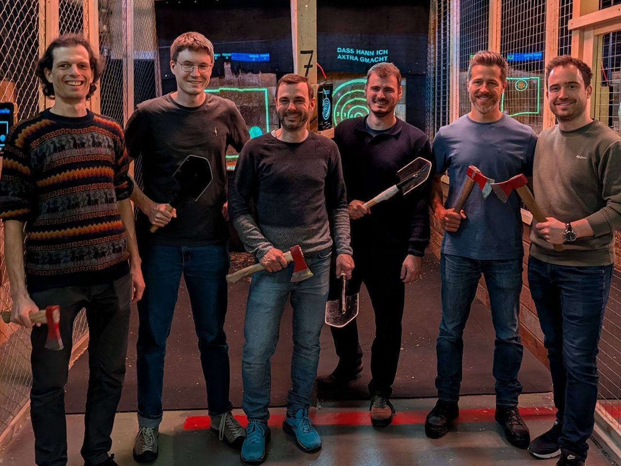 "Lumberjacked" Axtwerfen grosse Gruppen in Zürich