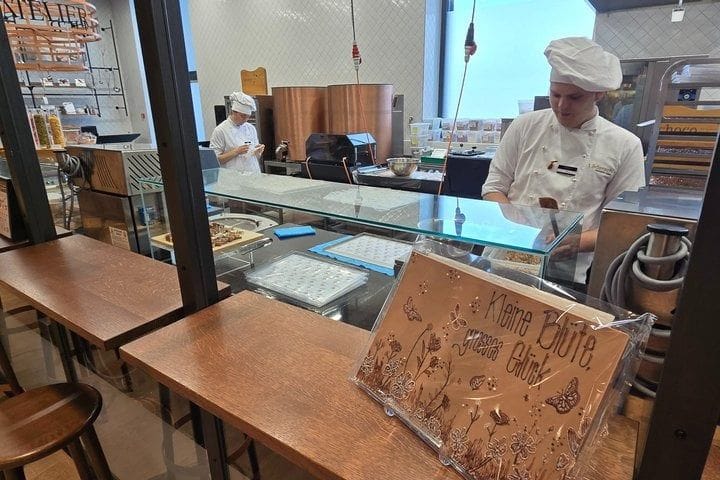 Depuis Zurich : visite de la fabrique Läderach avec dégustation et création de ton propre chocolat