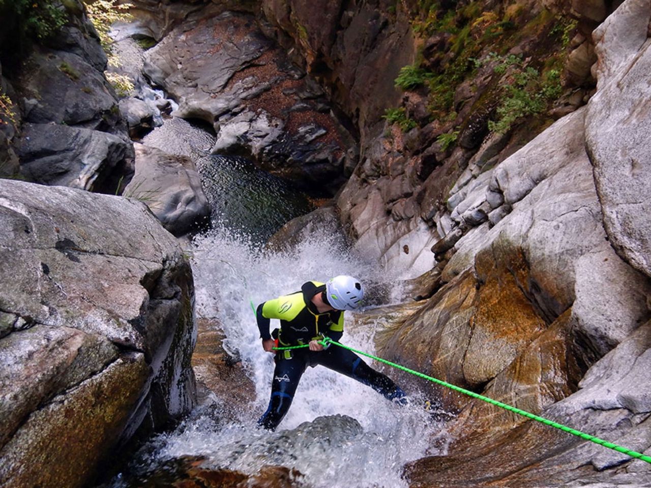 Boggera Schlucht Canyoning für sportliche Familien ab Cresciano