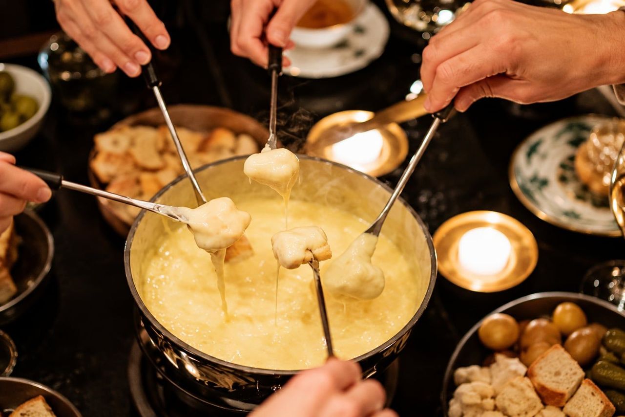 Fondue au fromage dans une fromagerie conviviale à Genève