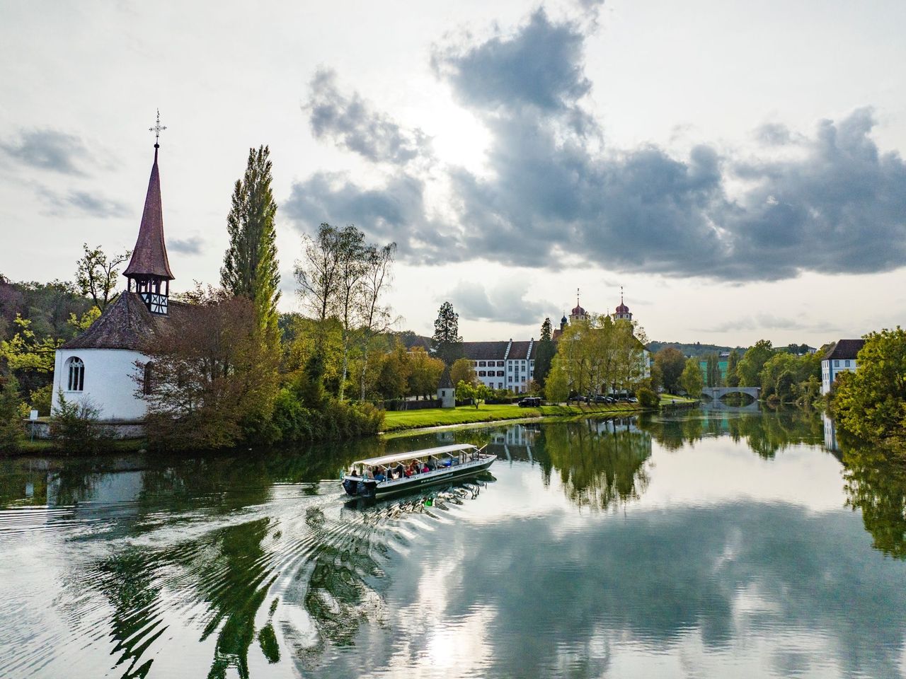Schleusenfahrt zwischen Schlössli Wörth mit Rheinfall und Eglisau 