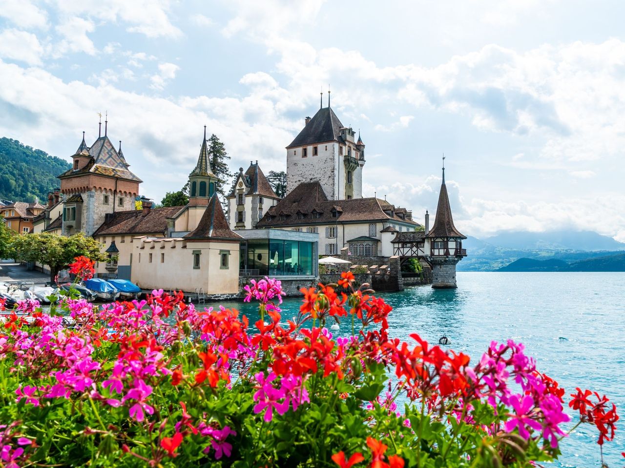 From Bern: Private Lakes and Waterfalls Tour