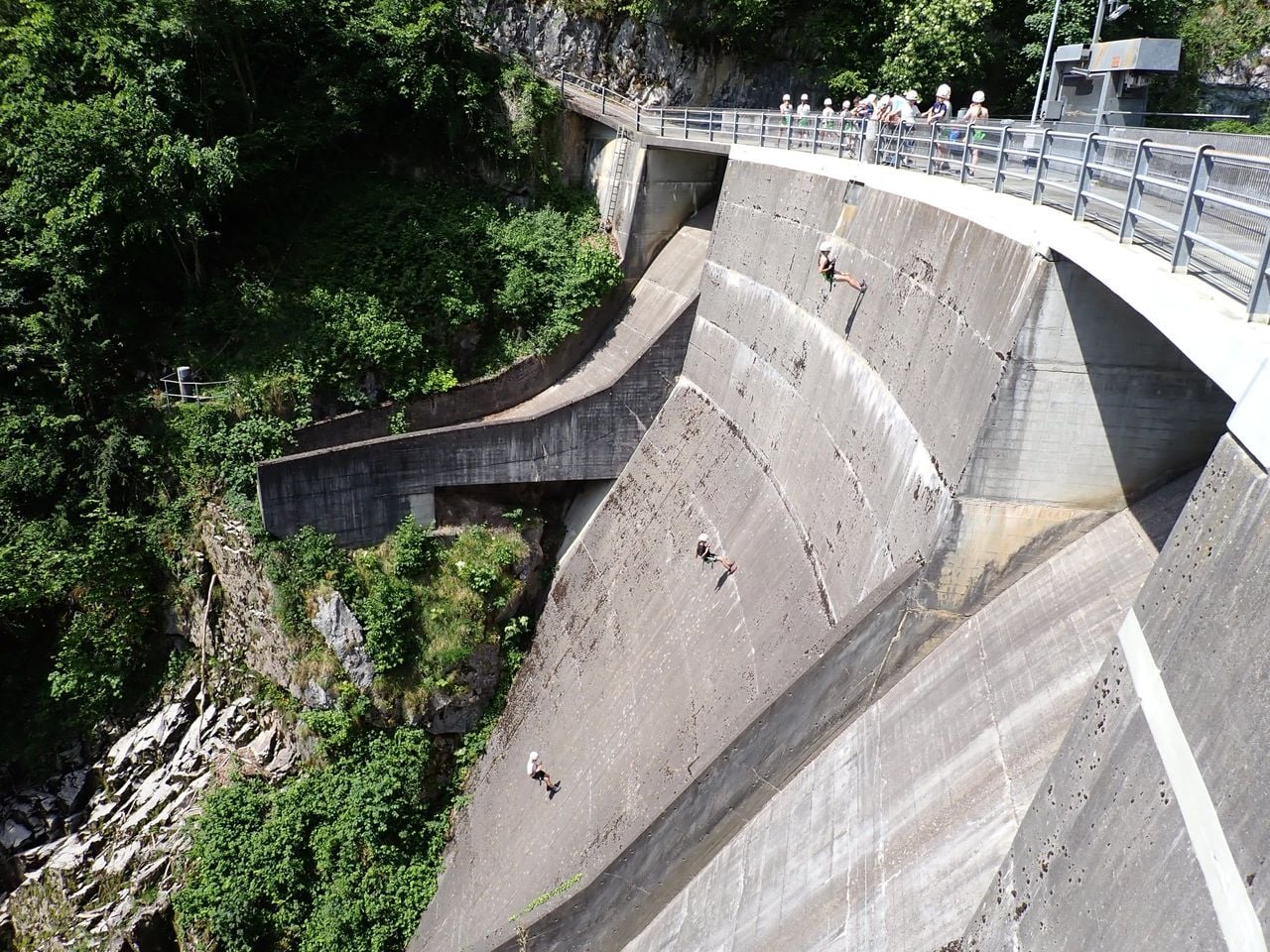 Abseiling at the 40-metre-high dam wall in Amden