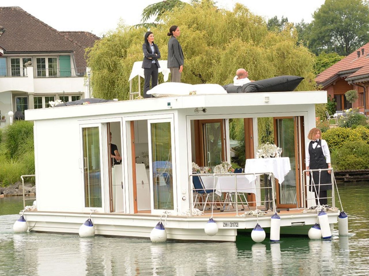Fahrt mit dem Eventfloss über den Zürichsee (geführt)