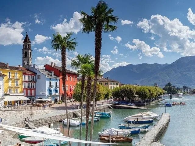 Ab Zürich: Alpenzug ins Tessin mit Burgen, Steindorf, See und regionaler Küche
