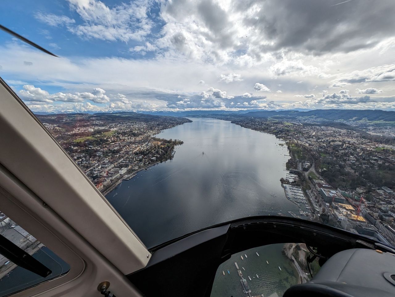 “Zürich von oben” privater Helikopter Rundflug ab Buttwil