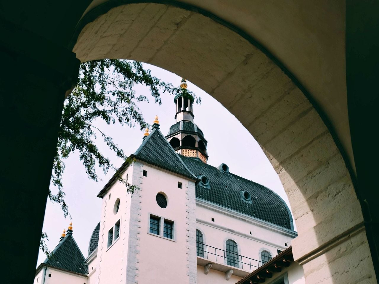 Ab Genf: Tagesausflug Schokoladenfabrik, Uhrenmuseum und Schloss Neuenburg