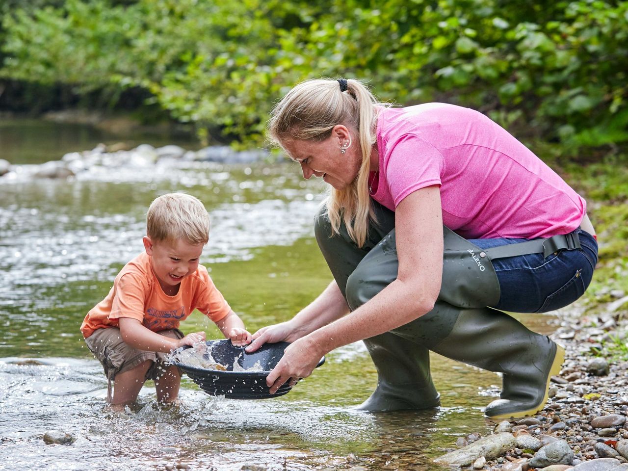 Familie Ausflug Schweiz Goldwaschen
