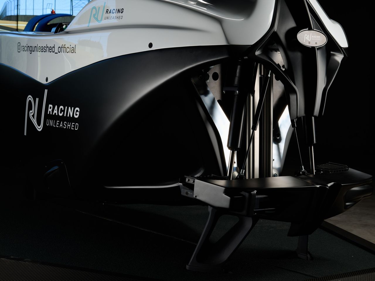 Racing Unleashed - Fahrt im Rennsimulator am Flughafen Zürich