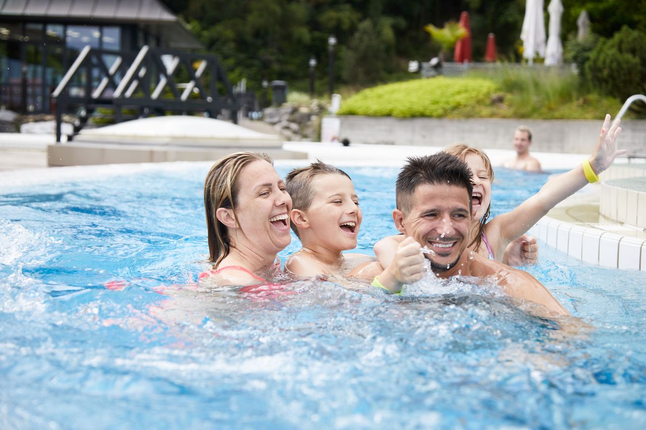 Alpamare Ticket: Wasserspass mit Pools, Saunawelt und Rutschen