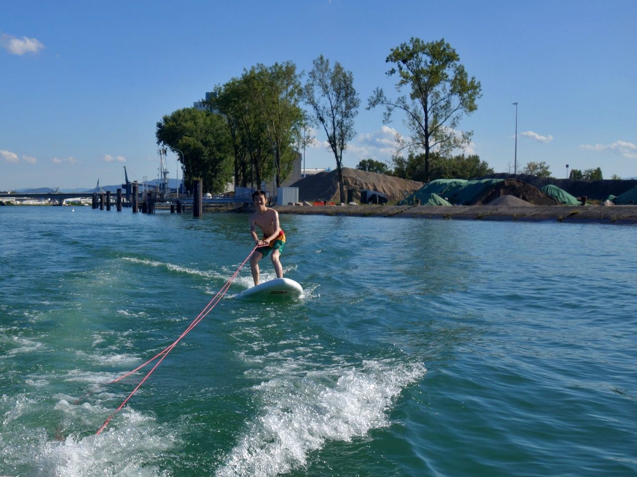 Surfen hinter dem Motorboot auf dem Rhein