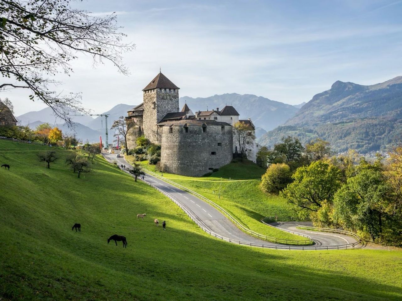 From Lucerne: Private day trip to four countries