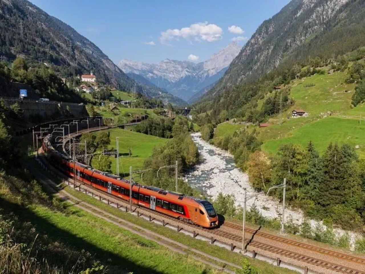 Ab Zürich: Alpenzug ins Tessin mit Burgen, Steindorf, See und regionaler Küche