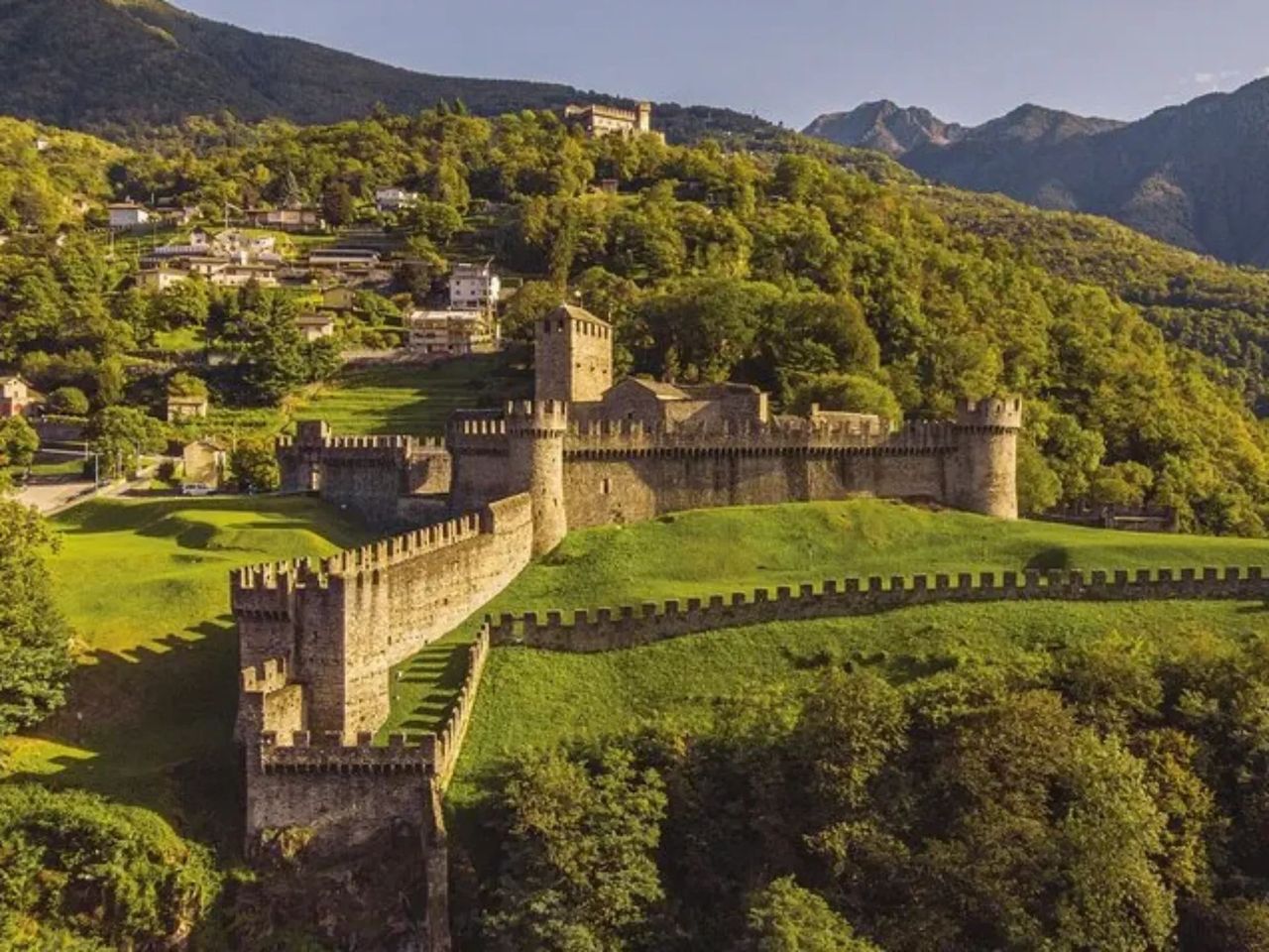 Ab Zürich: Alpenzug ins Tessin mit Burgen, Steindorf, See und regionaler Küche