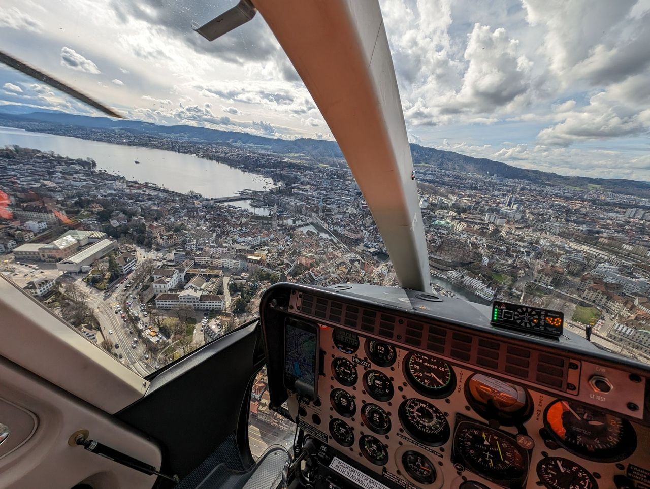 “Zürich von oben” privater Helikopter Rundflug ab Buttwil