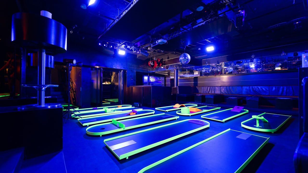 Minigolf néon au Club Bellevue à Zurich
