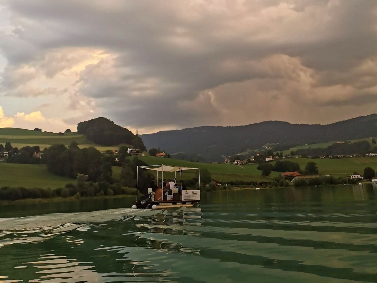 "Party Boat" rental without a license on Lake Gruyère