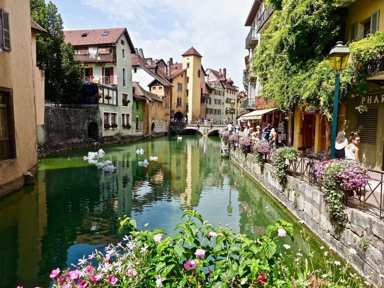 Starting from Geneva: Bus Tour to Annecy, Geneva, and Boat Ride