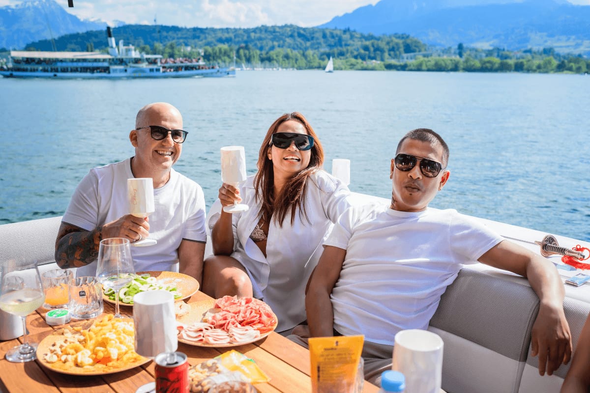 “Luxusyacht Premium Tagescharter” mit Skipper